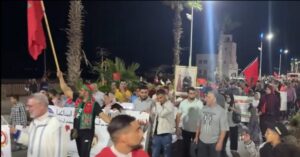 Manifestación en Nador durante la celebración de Alhucemas con banderas y pancartas.