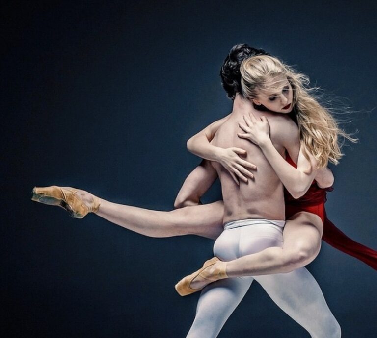 Bailarines en una actuación de ballet contemporáneo
