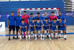 Equipo del C.F. Rusadir posando en la pista de fútbol sala