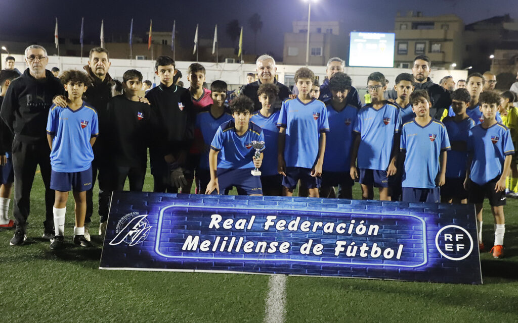 Equipo C.F. Rusadir posando con trofeo tras la final de la Copa Federación Infantil
