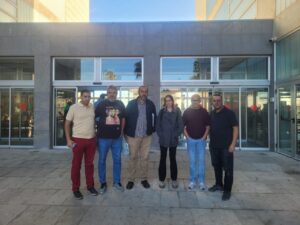 Grupo de personas frente a un edificio en Melilla tras un juicio