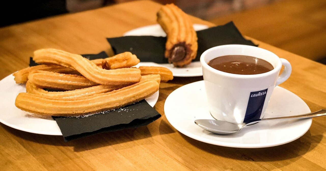 Plato de churros con chocolate caliente en Madrid