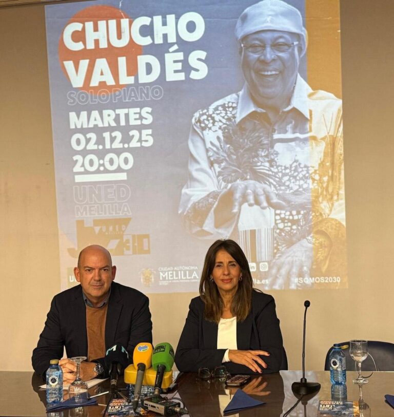 Chucho Valdés sonriente en la presentación de su concierto en Melilla
