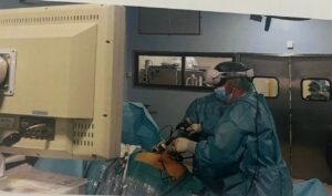 Cirujano utilizando tecnología avanzada en un quirófano