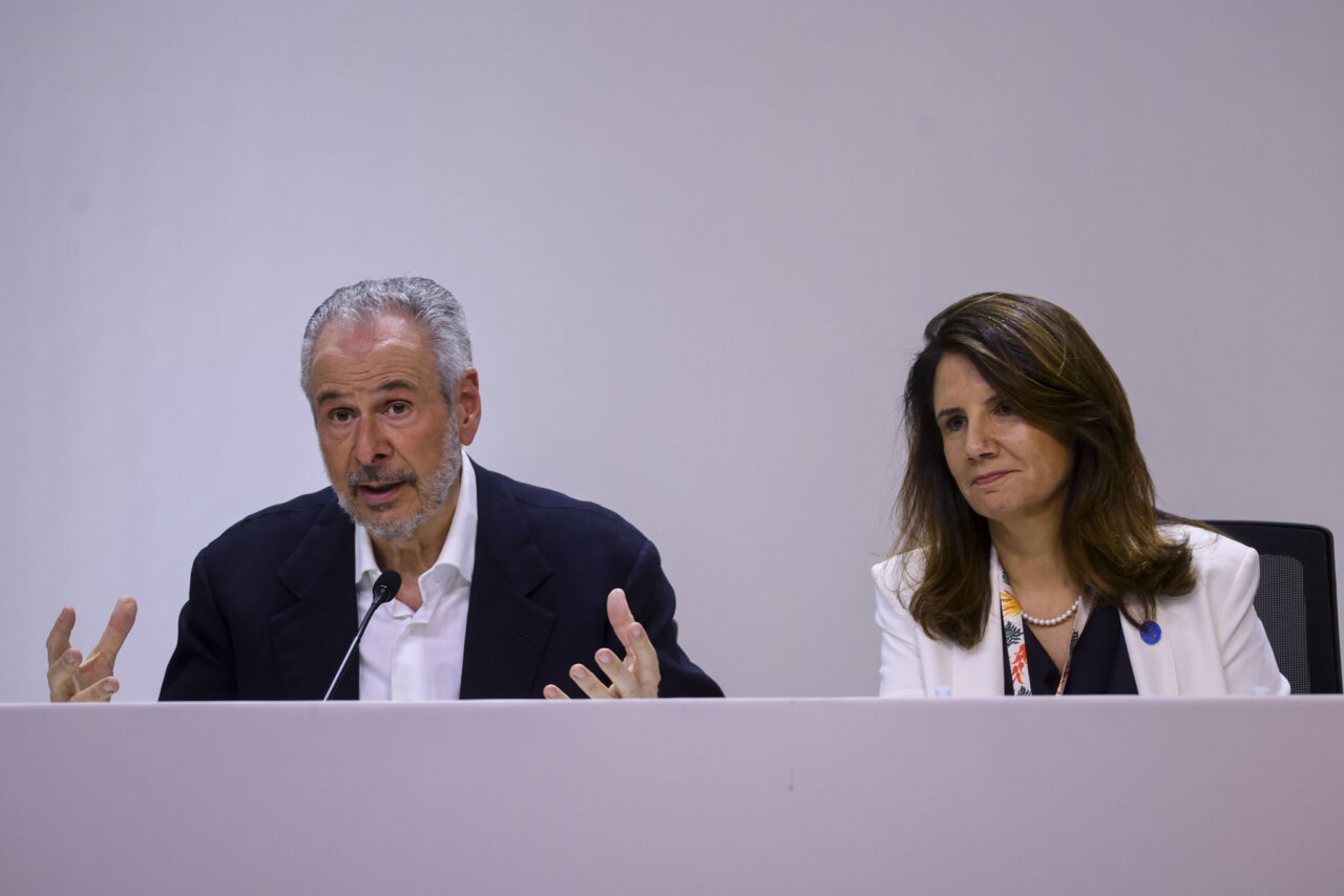 Representantes discutiendo en la conferencia COP30 sobre cambio climático