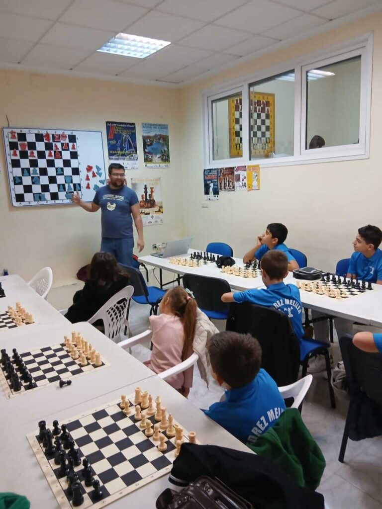 Clase de ajedrez con niños en Melilla durante una jornada de tecnificación