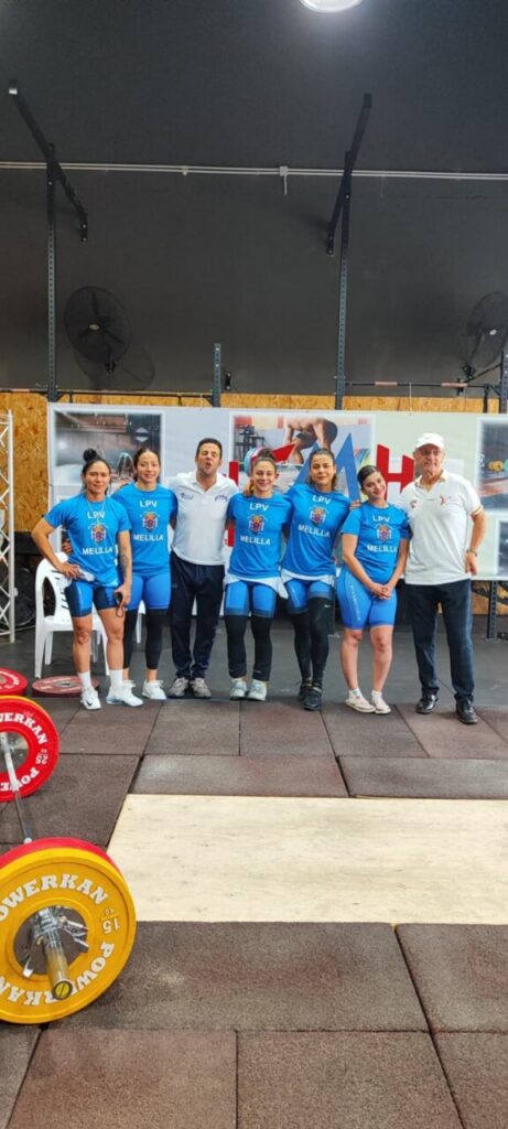 Equipo femenino del club LPV posando en el gimnasio tras su victoria