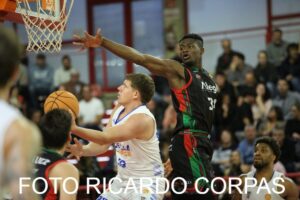 Jugador del Club Melilla Baloncesto en acción durante un partido.