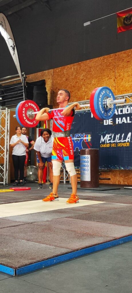 Atleta levantando pesas en competición de halterofilia en Melilla