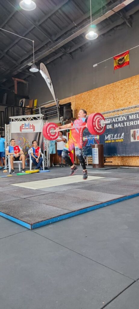 Atleta levantando pesas en competición de halterofilia en Melilla