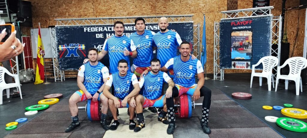 Equipo masculino del Club Olimpo Fénix en competición de halterofilia
