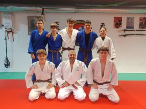 Grupo de jóvenes judocas del Club Sakura de Melilla en el tatami