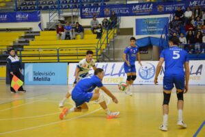 Jugadores del Club Voleibol Melilla en un partido contra Asisa Tarragona