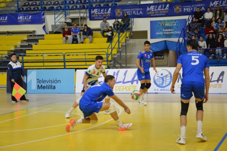 Jugadores del Club Voleibol Melilla en un partido contra Asisa Tarragona
