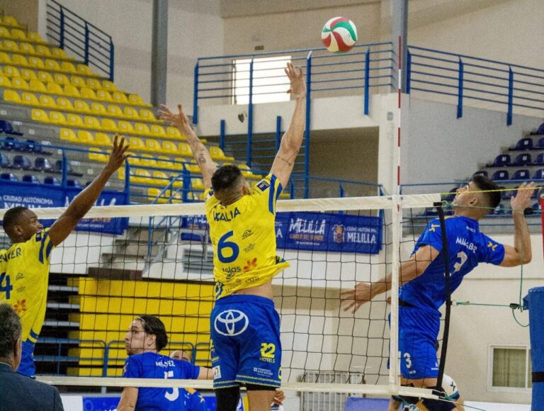 Jugadores del Club Voleibol Melilla en un partido de voleibol