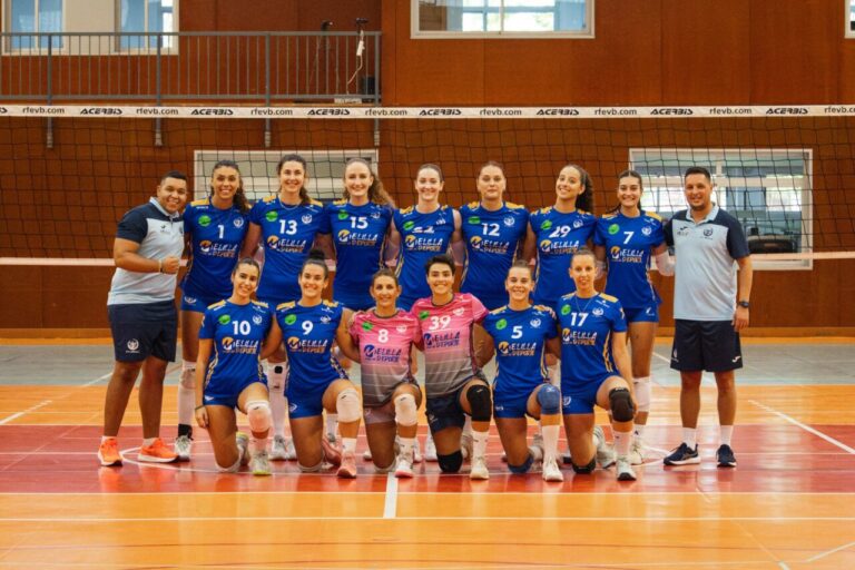 Equipo del Club Voleibol Melilla posando en el pabellón de deportes