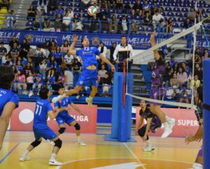 Jugador del Club Voleibol Melilla saltando para rematar un balón en un partido