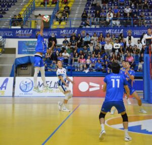 Jugadores del Club Voleibol Melilla en acción durante un partido.