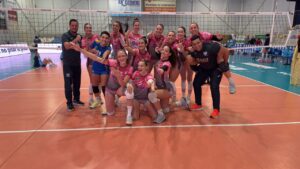 Jugadoras del Club Voleibol Melilla celebrando una victoria en el partido