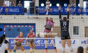 Jugadoras del Club Voleibol Melilla en un partido de voleibol