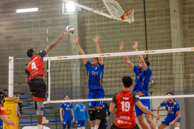 Jugador del Club Voleibol Melilla atacando durante un partido contra Tarragona