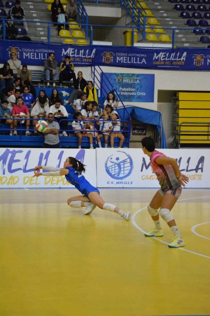 Jugadora del Club Voleibol Melilla en acción durante un partido emocionante