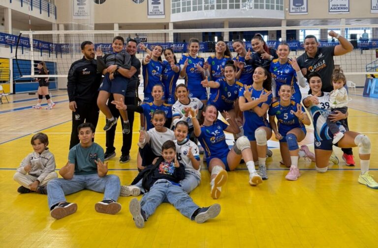 Jugadoras del Club Voleibol Melilla celebrando una victoria en la Liga Iberdrola