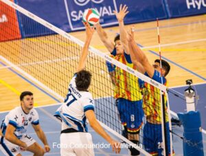 Jugadores de voleibol en un partido emocionante en la Superliga Masculina