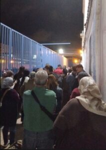 Multitud de personas haciendo cola en la frontera de Beni-Enzar