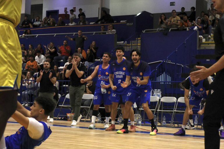 Jugadores del equipo Enrique Soler celebrando en un partido de baloncesto