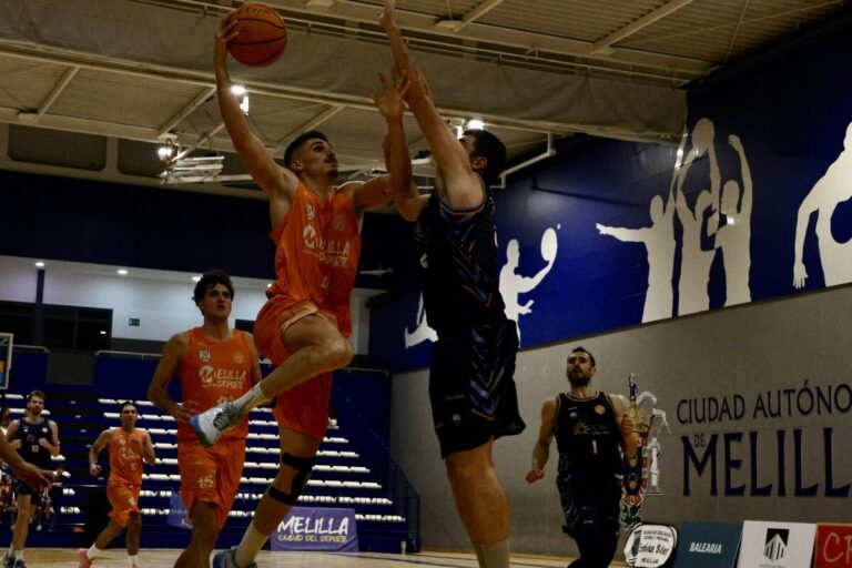Jugadores de baloncesto en un partido en el Pabellón Guillermo García Pezzi