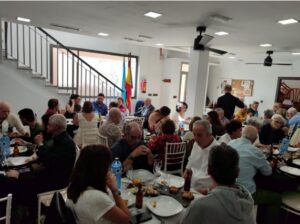 Participantes disfrutando de la comida en el Día del Socio