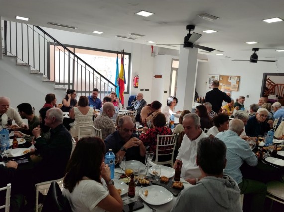 Participantes disfrutando de la comida en el Día del Socio