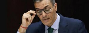 Pedro Sánchez ajustándose las gafas durante su comparecencia en el Senado