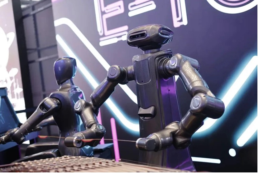 Conjunto de robots humanoides en una exhibición tecnológica