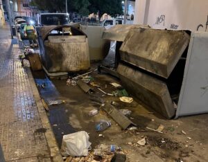 Contenedores de basura vandalizados en una calle de Melilla.