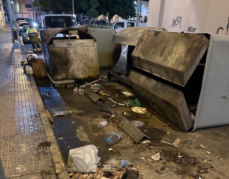Contenedores de basura vandalizados en una calle de Melilla.