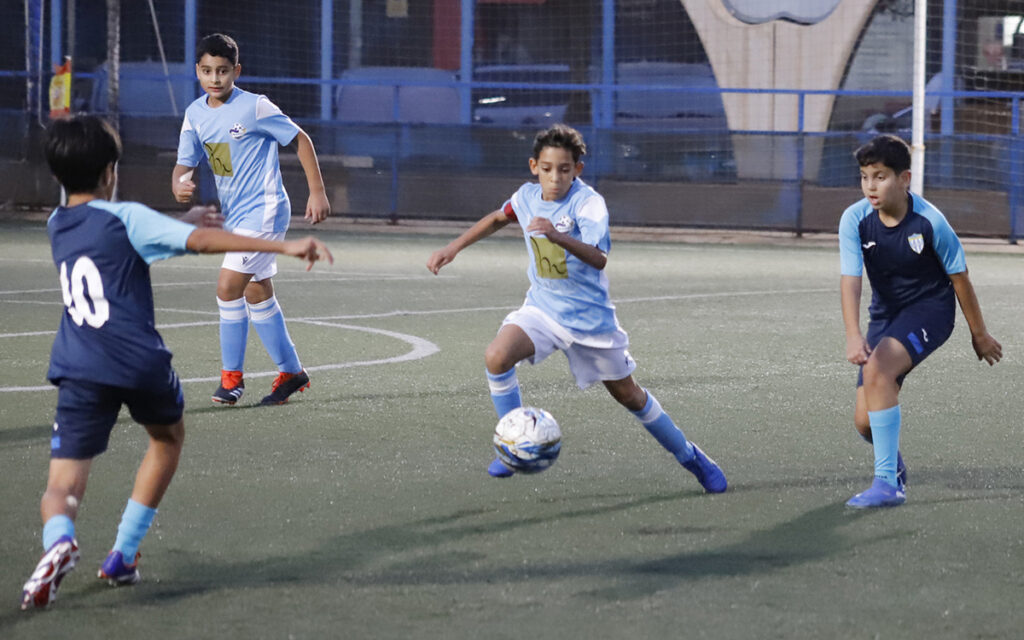 Niños jugando al fútbol en un partido de la Copa Federación Alevín