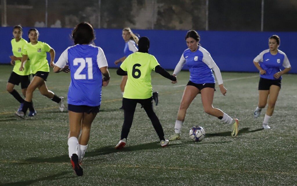Jugadoras del C.D. ATM Melilla en un partido de fútbol juvenil femenino