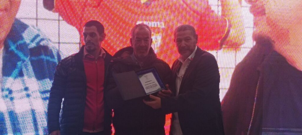 Miembros de CPM recibiendo un reconocimiento en el evento del 30 aniversario.