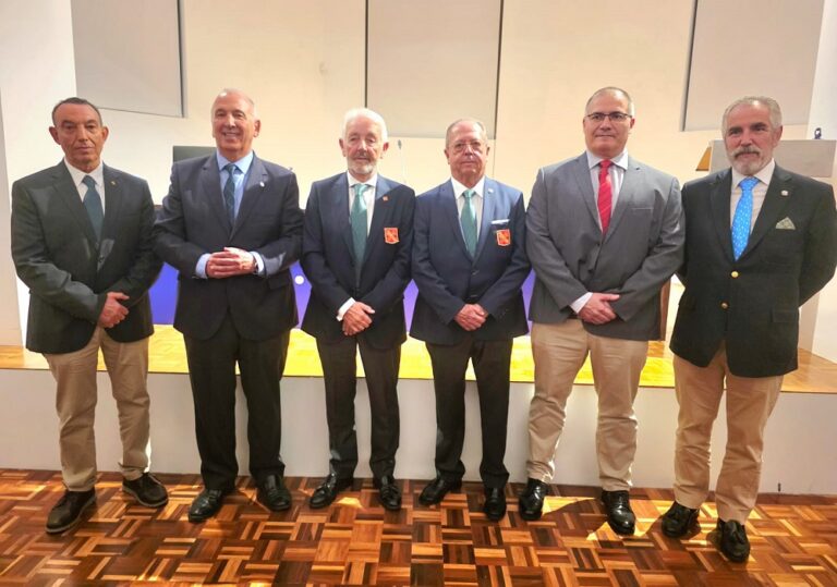 Conferencia sobre la creación de la Guardia Civil en Málaga con varios ponentes.