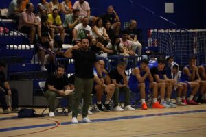 Dani Terrón dirigiendo a su equipo de baloncesto durante un partido