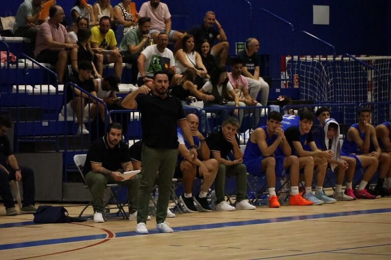Dani Terrón dirigiendo a su equipo de baloncesto durante un partido