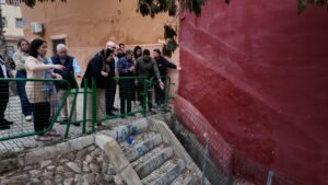 Grupo de personas observando problemas en la barriada de Melilla