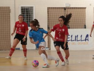 Jugadoras de fútbol sala en acción durante un partido competitivo.