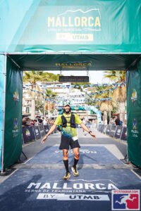 Corredor cruzando la meta en el Trail de Mallorca