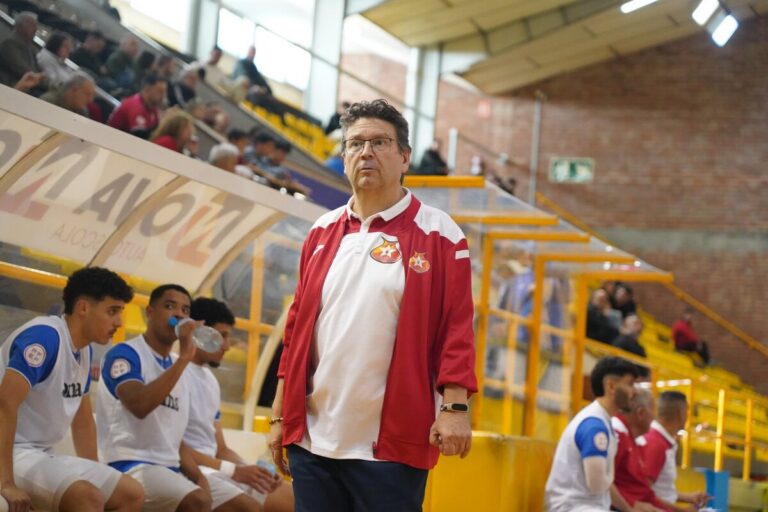 Tomás de Dios en el banquillo del C.D. Melistar durante un partido.