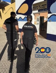 Agentes de la Policía Nacional en Melilla frente a una oficina