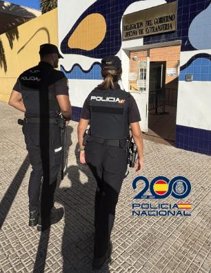 Agentes de la Policía Nacional en Melilla frente a una oficina