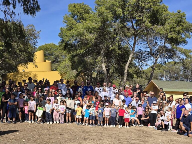 Participantes en el Día de la Mochila en Melilla, celebrando en un entorno natural.